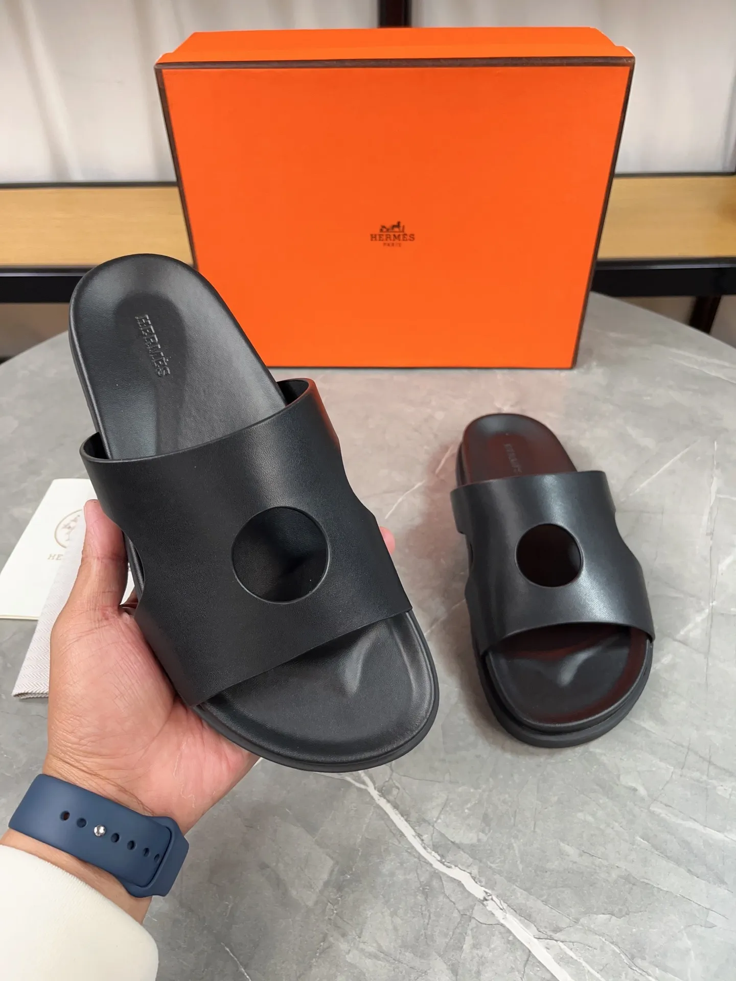p400🐮🐮H family classic (couple style) Hermes Hermes spring and summer sandals series! Classic style, always popular slippers - sandals, great with any combination! ! ! Upper: imported PU inner lining: imported mixed sheepskin Outsole: Tpu non-slip and wear-resistant outsole Female size: 35-40 (customized at 41) Male size: 39-45 (customized at 39.45)